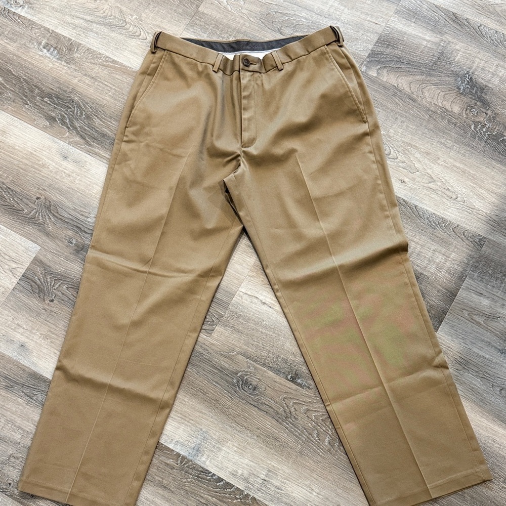 Haggar  Classic Fit premium no iron Khaki Chinos sz 38 x 30